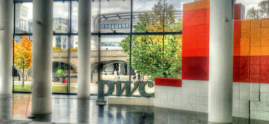 Der Tagungsort, das Hochhaus von PwC, Pricewaterhouse-Coopers.