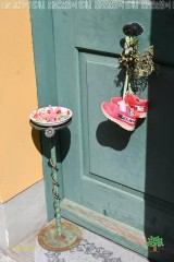 Almosen für Besucher: Kleine Gesten an den Haustüren zeigen den Stolz und die Gemeinschaft der Bewohner.