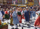 Tanzspiele der Kinder mit farbenfroher Tracht