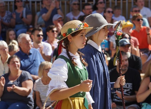 mit voller Konzentration und voller Stolz genießen die Kinder ihren Auftritt